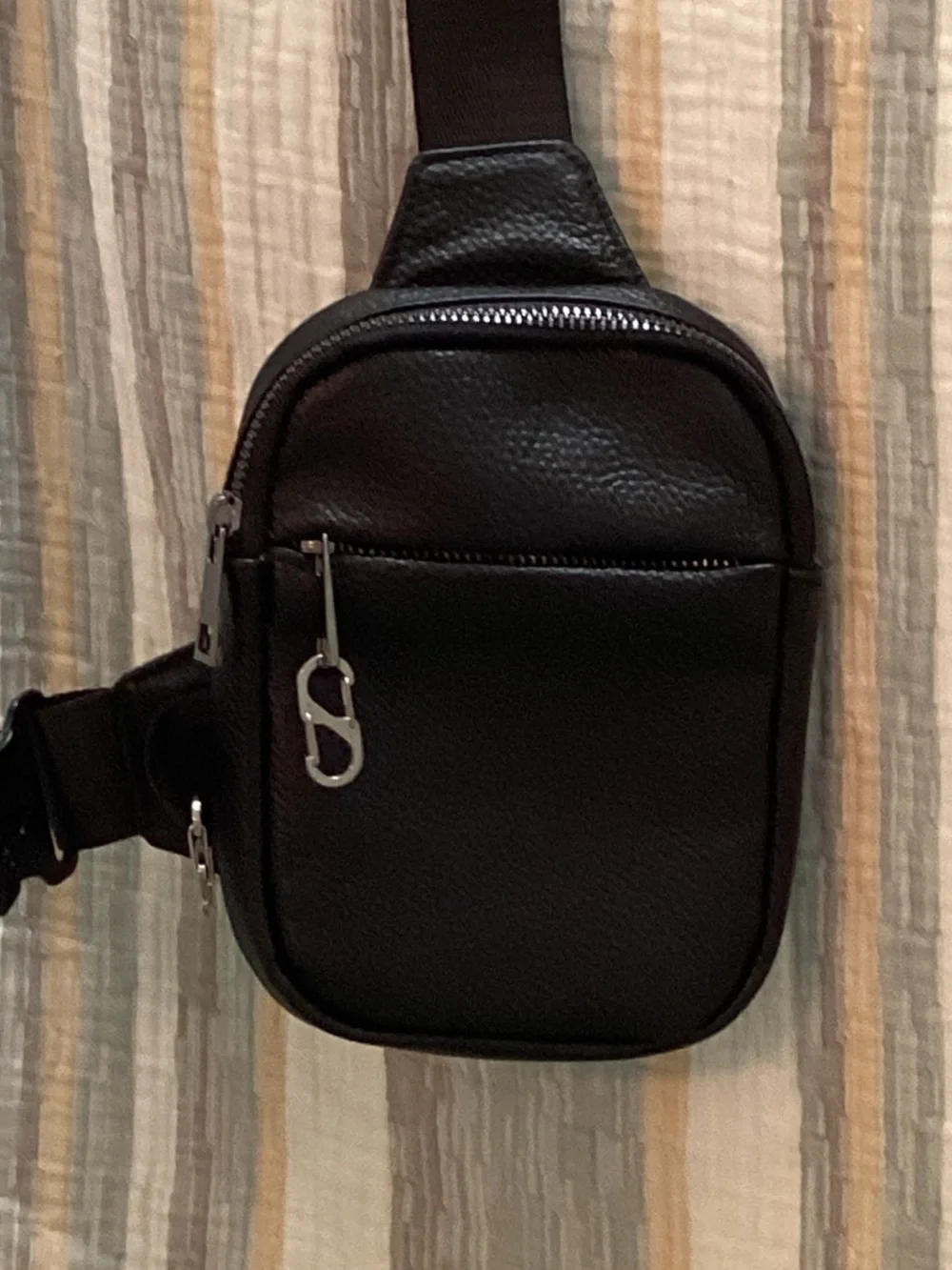 Concept Global leather travel sling bag.
RFID blocking. Anti-theft zipper locks - Picture 1 of 7